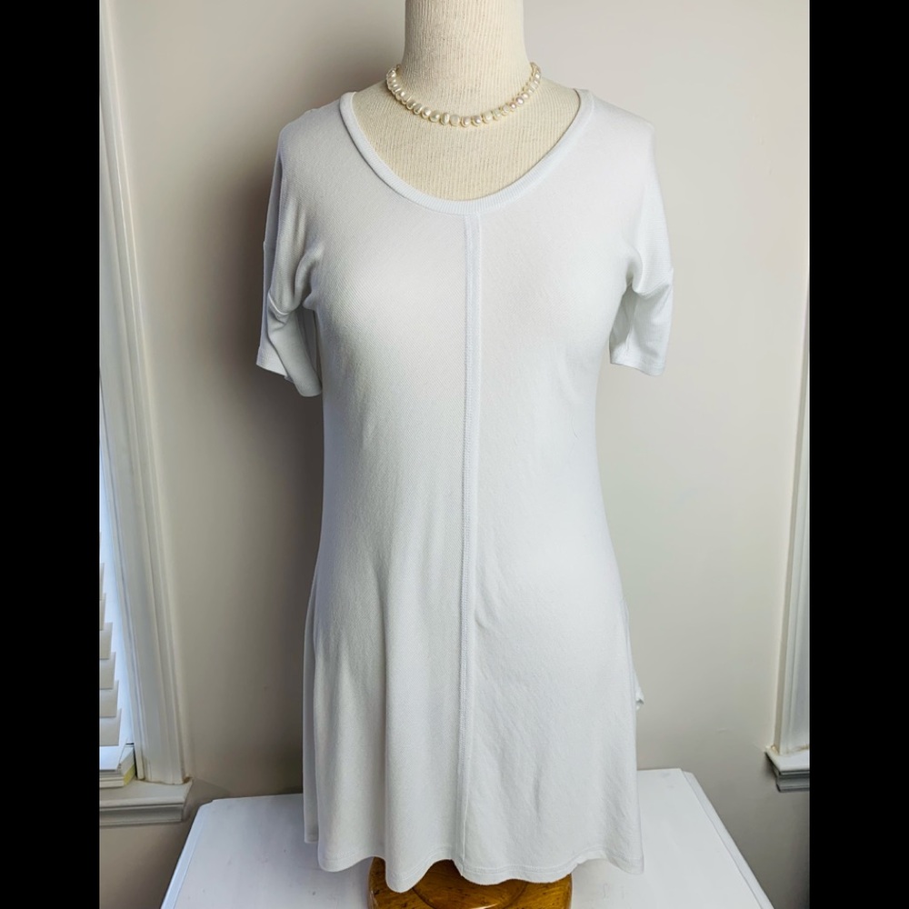 Neiman Marcus White scoop neck long top